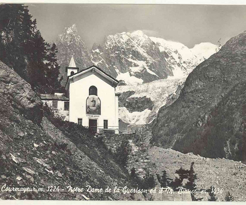 Die Kirche Notre Dame de la Guerison in Courmayeur. Die katholische Kirche, in der Franz Biner heute zur Messe geht. F&uuml;r englische Touristen wie Whymper wird ein Gottesdienst im Hotel abgehalten.